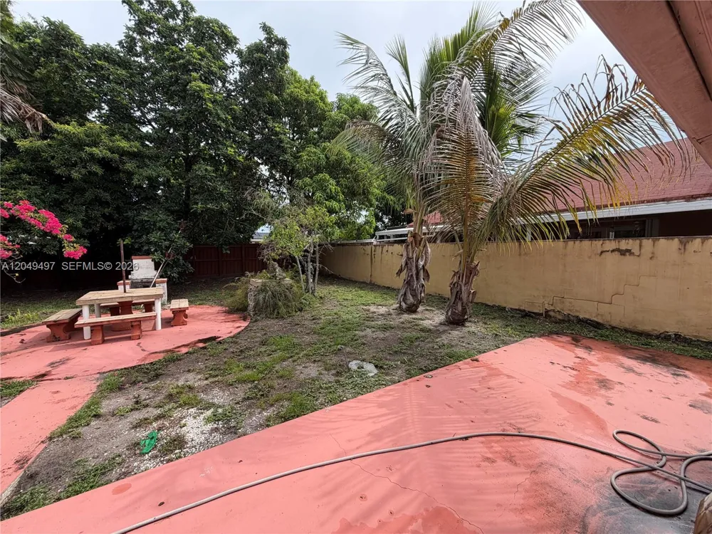 1061 E 20th St Hialeah, FL 33013