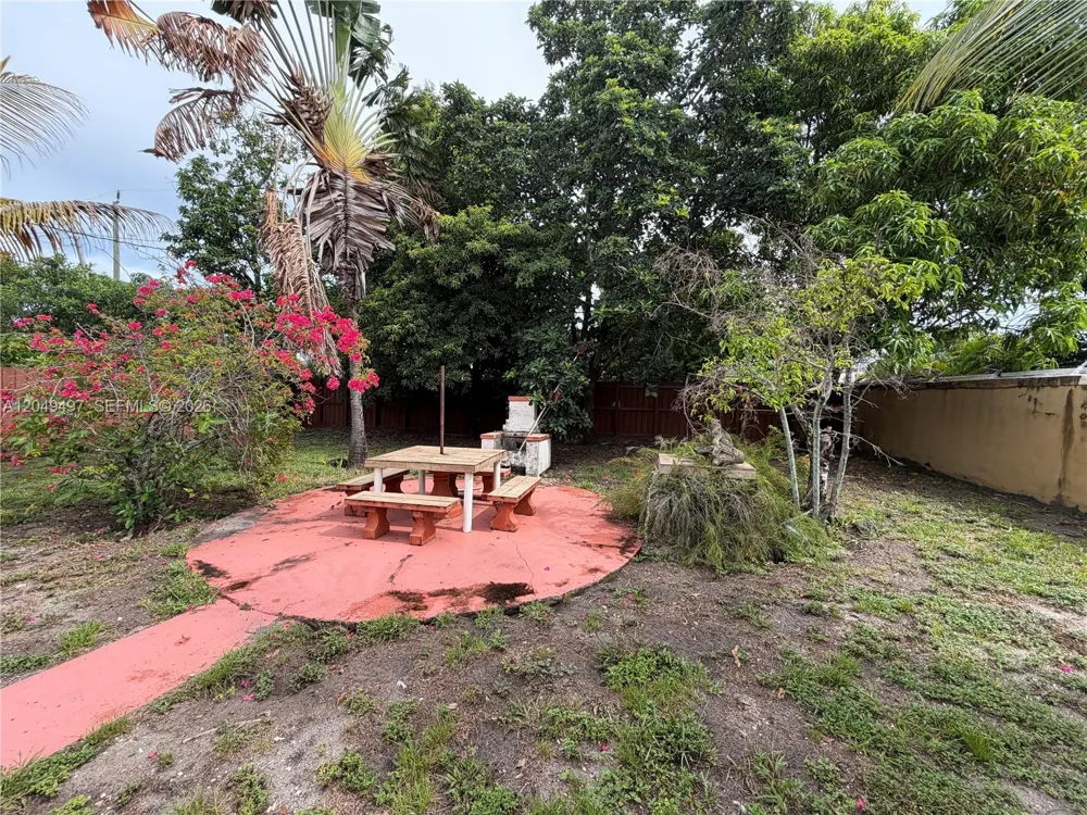 1061 E 20th St Hialeah, FL 33013