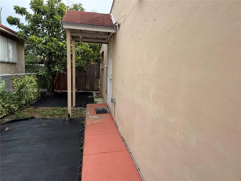 1061 E 20th St Hialeah, FL 33013