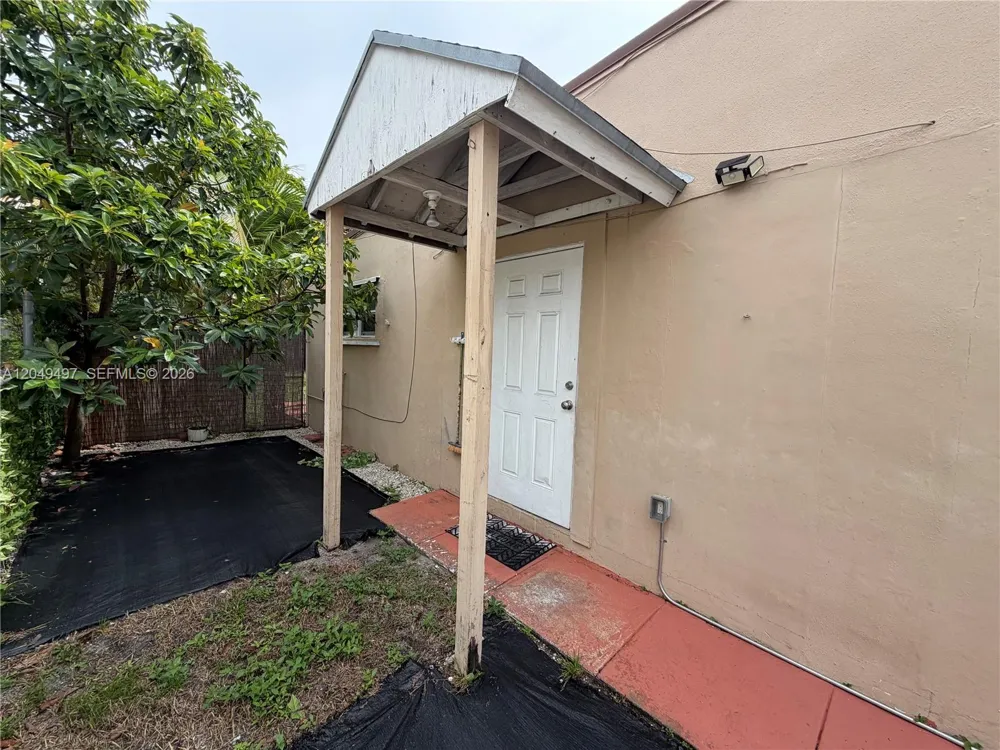 1061 E 20th St Hialeah, FL 33013