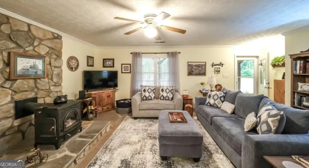 712 Honeysuckle LN Temple, GA 30179