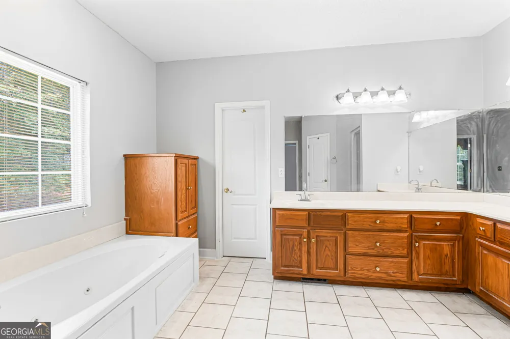 133 Gates RD Lizella, GA 31052