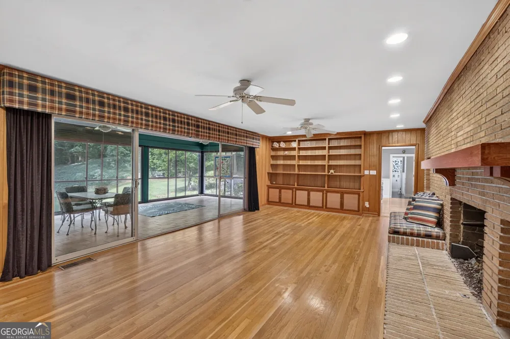 5274 Powers Ferry RD NW Sandy Springs, GA 30327