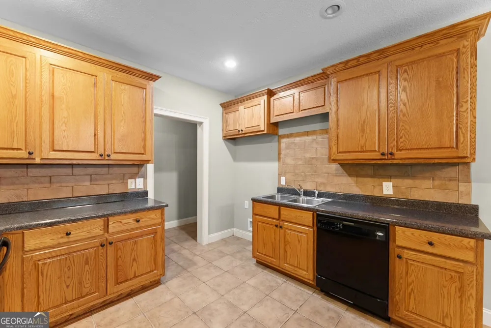 860 Lakeview DR Commerce, GA 30529