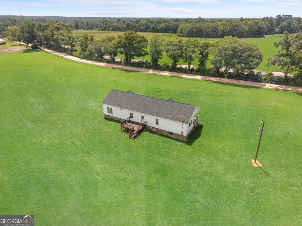 562 Sinkhole RD Register, GA 30452