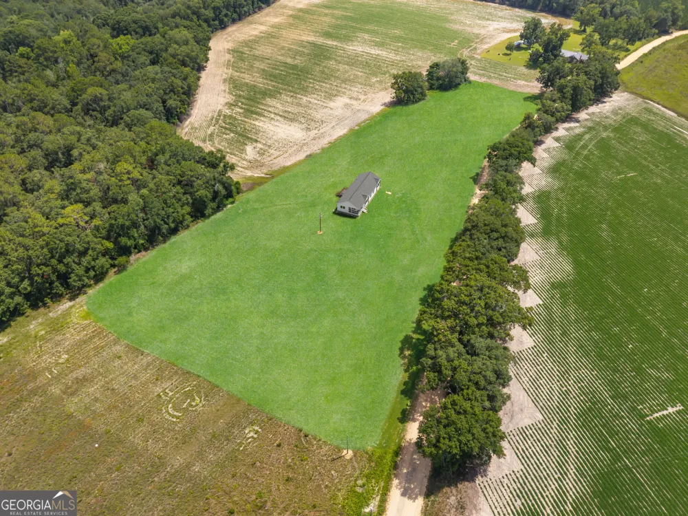 562 Sinkhole RD Register, GA 30452