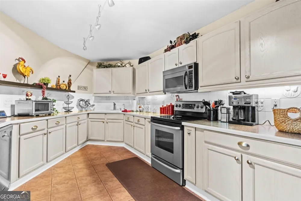 1251 White Oak DR White Plains, GA 30678