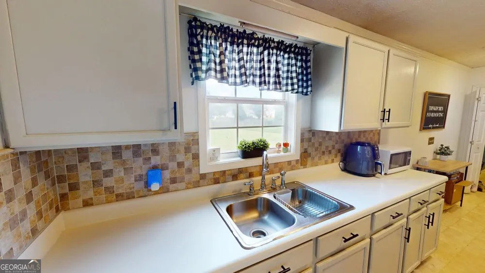 2124 Broad ST Statham, GA 30666