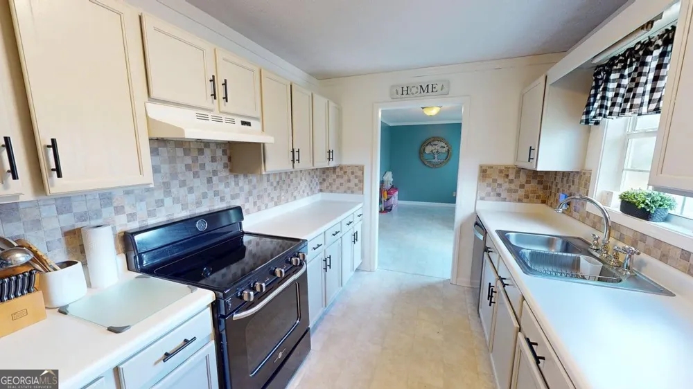 2124 Broad ST Statham, GA 30666