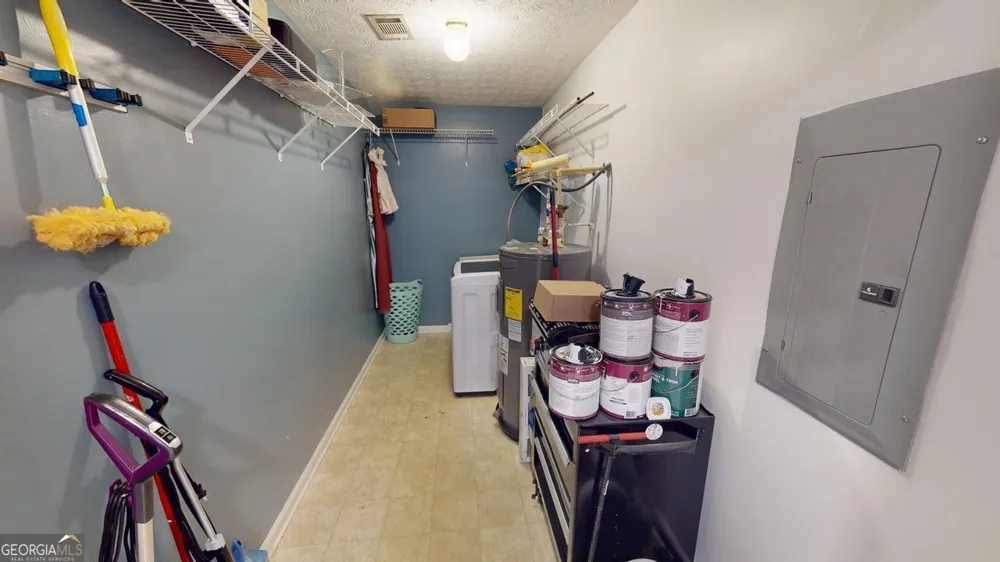 2124 Broad ST Statham, GA 30666