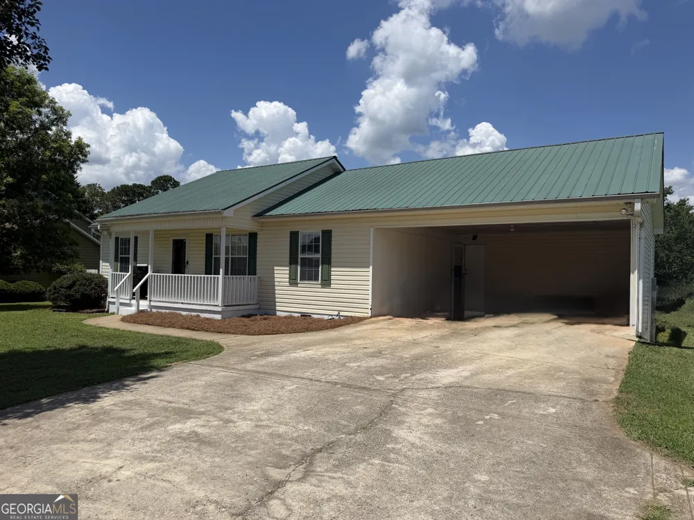 2124 Broad ST Statham, GA 30666