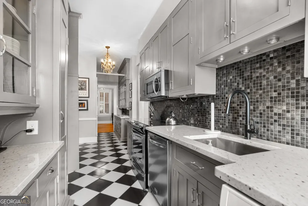 24 E Liberty ST Savannah, GA 31401