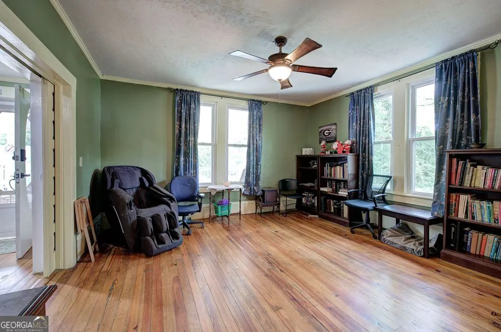 36 Shaw ST Kingston, GA 30145