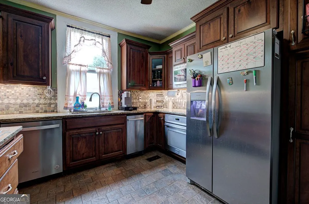 36 Shaw ST Kingston, GA 30145