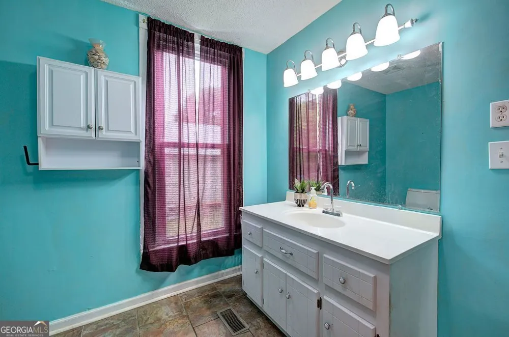 36 Shaw ST Kingston, GA 30145