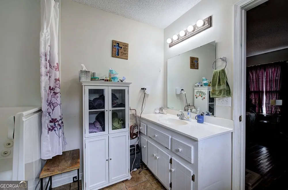 36 Shaw ST Kingston, GA 30145