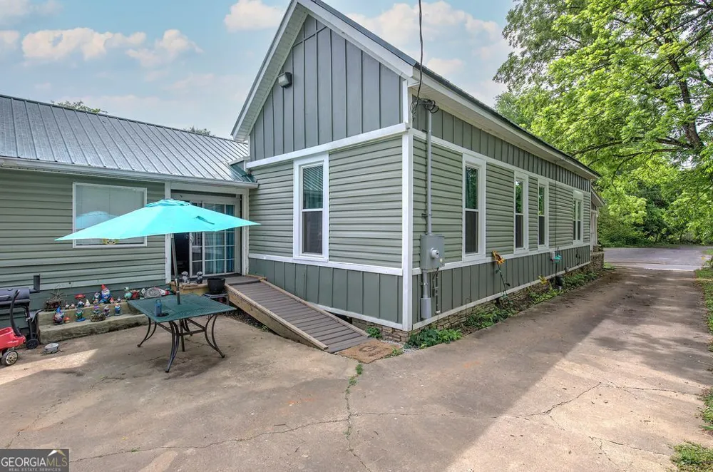 36 Shaw ST Kingston, GA 30145