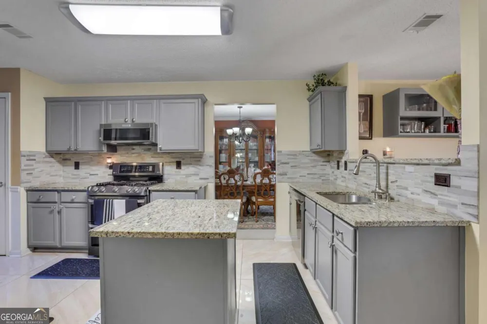 5870 Sunflower CT Ellenwood, GA 30294