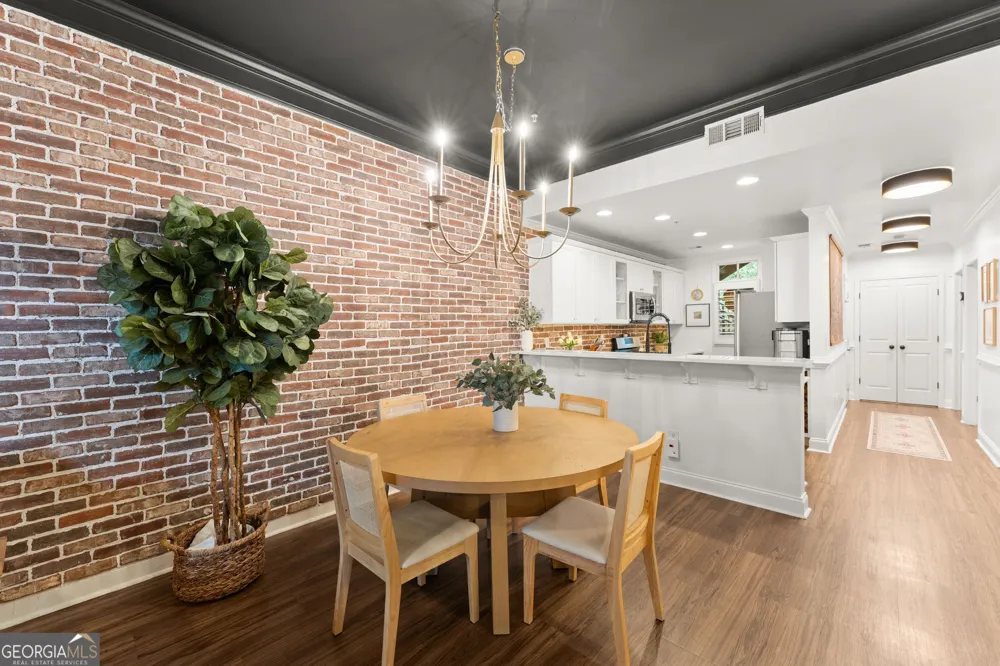 812 Creek View LN Roswell, GA 30075