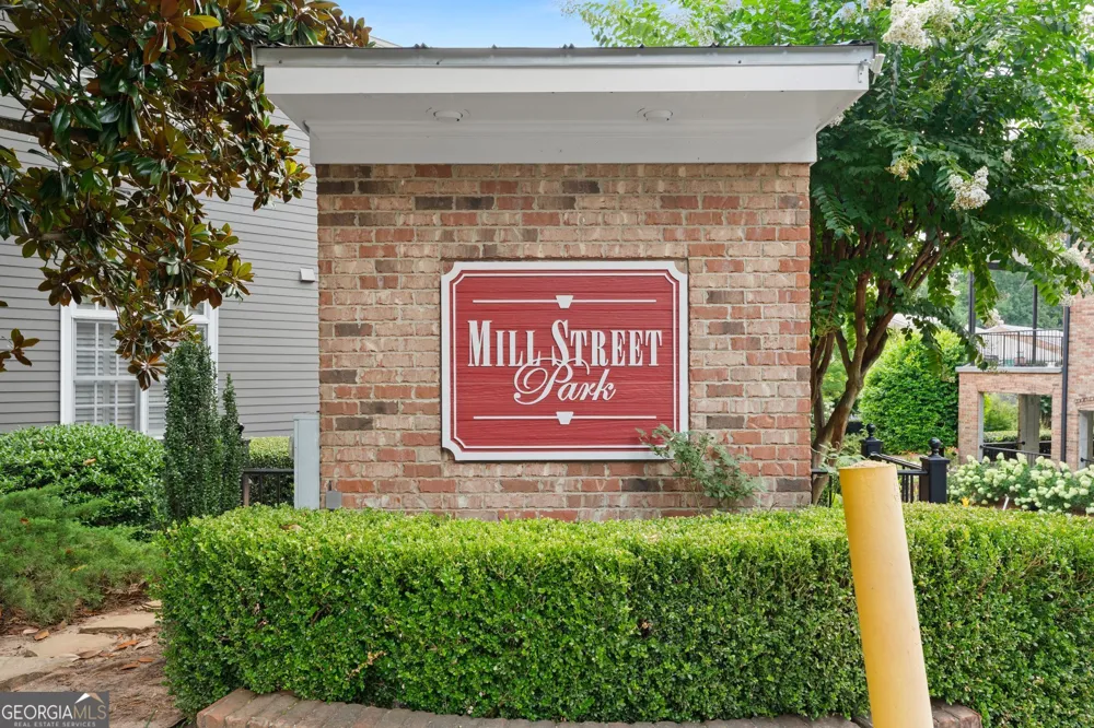 812 Creek View LN Roswell, GA 30075