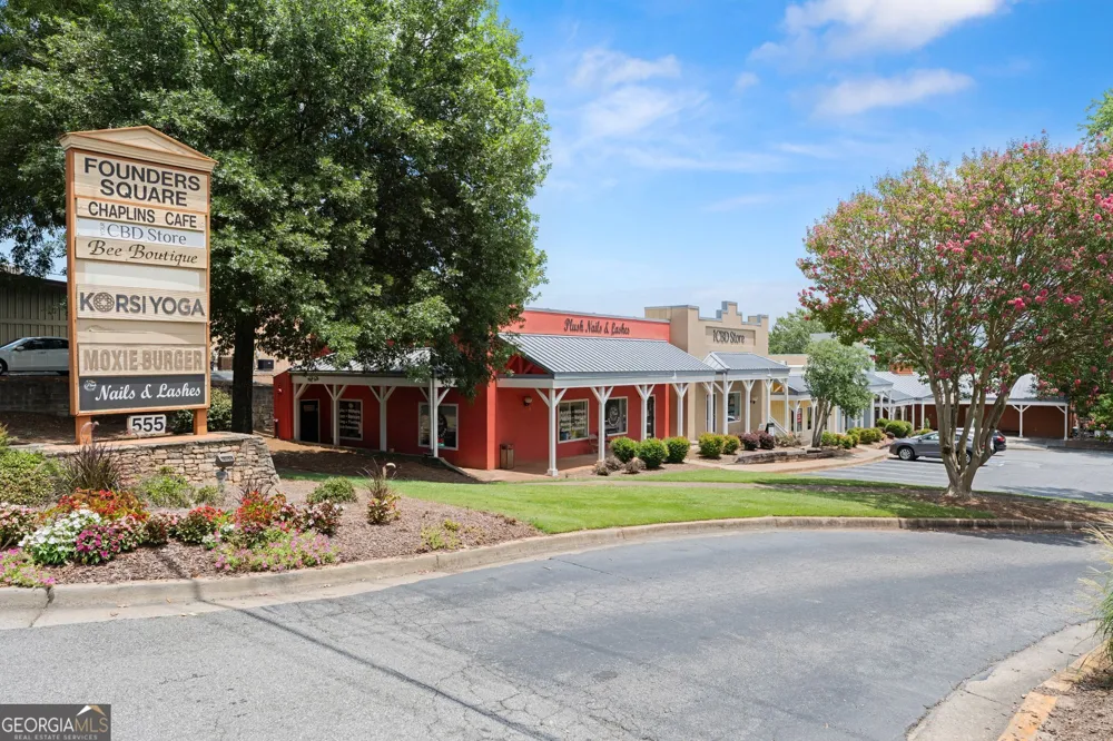 812 Creek View LN Roswell, GA 30075