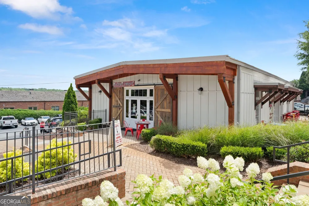 812 Creek View LN Roswell, GA 30075