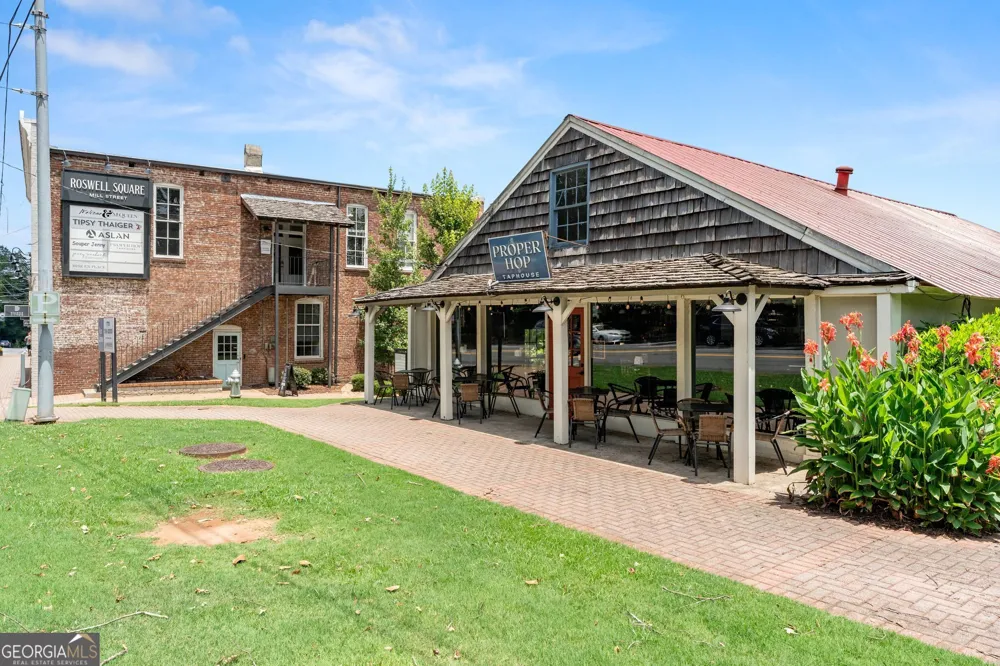 812 Creek View LN Roswell, GA 30075