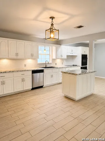 1107 Donna Kay Dr. Kerrville, TX 78028