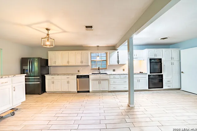 1107 Donna Kay Dr. Kerrville, TX 78028
