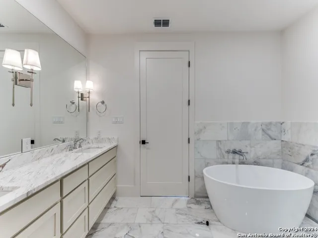 103 E WILDWOOD #B San Antonio, TX 78212