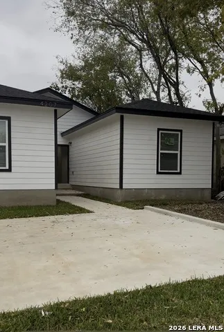 4207 Commercial Unit 102