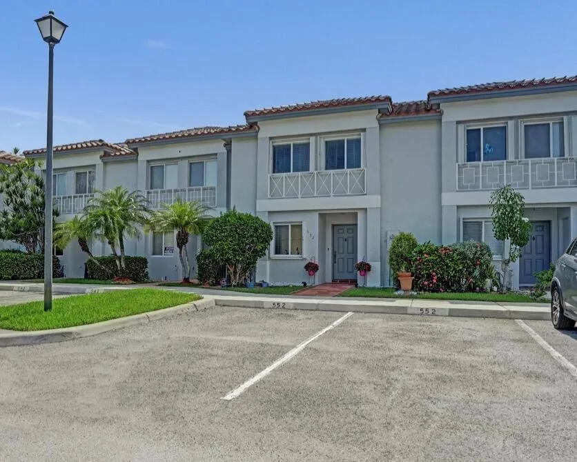 552 NW 208th Terrace Pembroke Pines, FL 33029