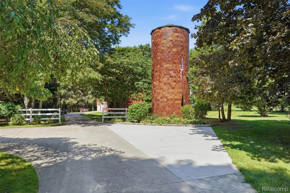 8880 Cedar Lake Road Putnam Township, MI 48169