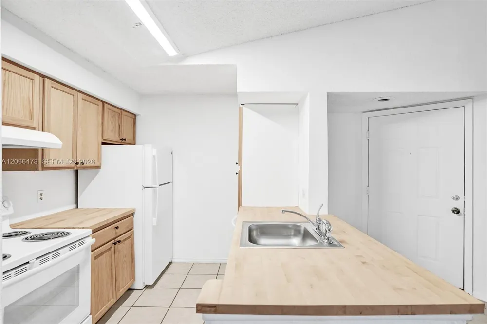 2796 S University Dr #2201 Davie, FL 33328