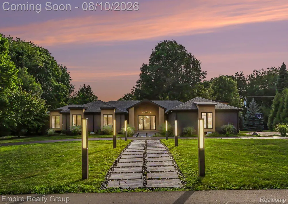 4340 Queens Way Bloomfield Charter Township, MI 48304