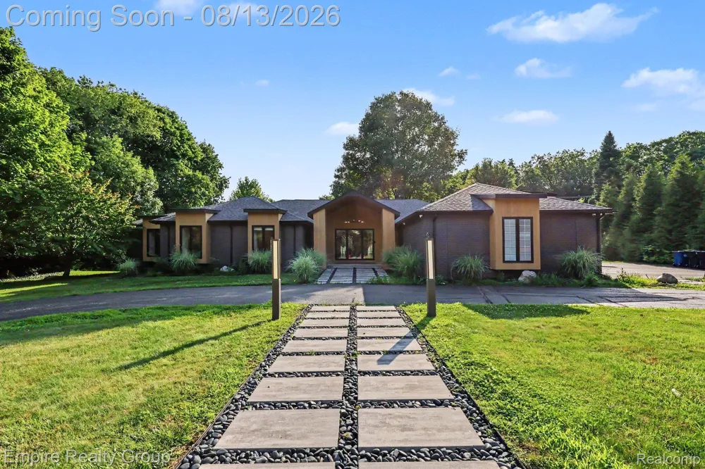 4340 Queens Way Bloomfield Charter Township, MI 48304