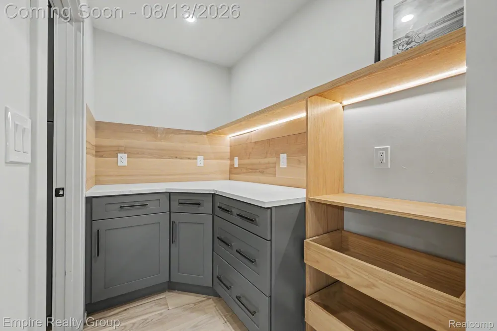 4340 Queens Way Bloomfield Charter Township, MI 48304