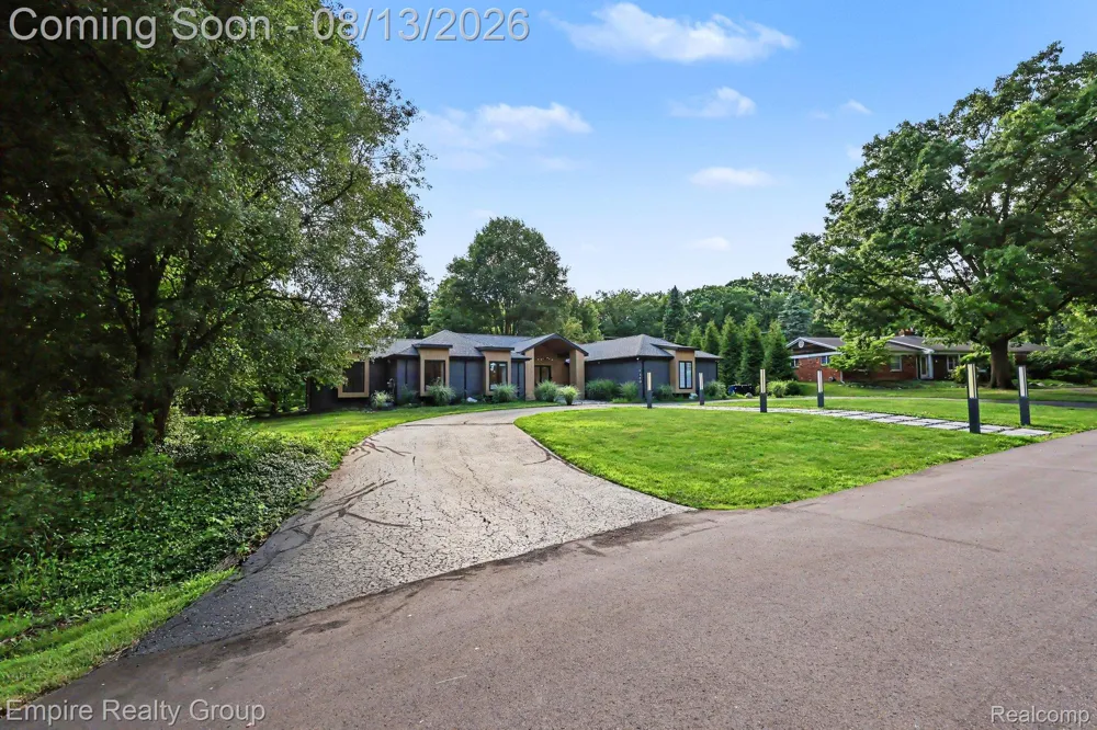 4340 Queens Way Bloomfield Charter Township, MI 48304