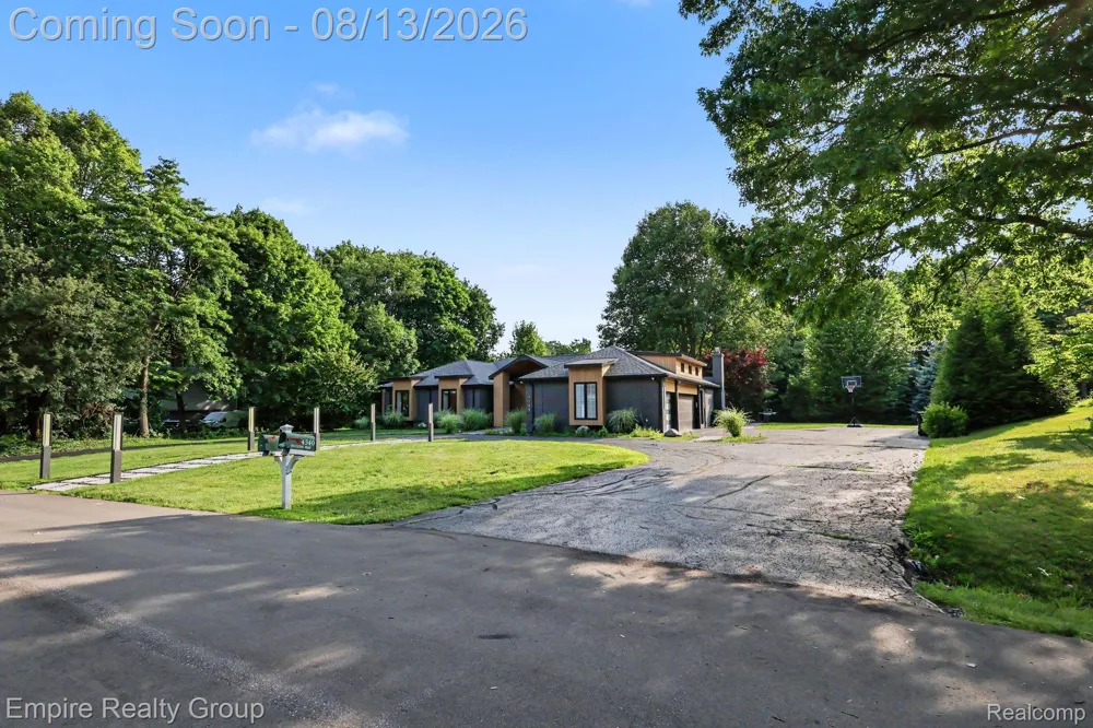 4340 Queens Way Bloomfield Charter Township, MI 48304