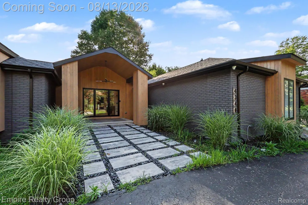 4340 Queens Way Bloomfield Charter Township, MI 48304