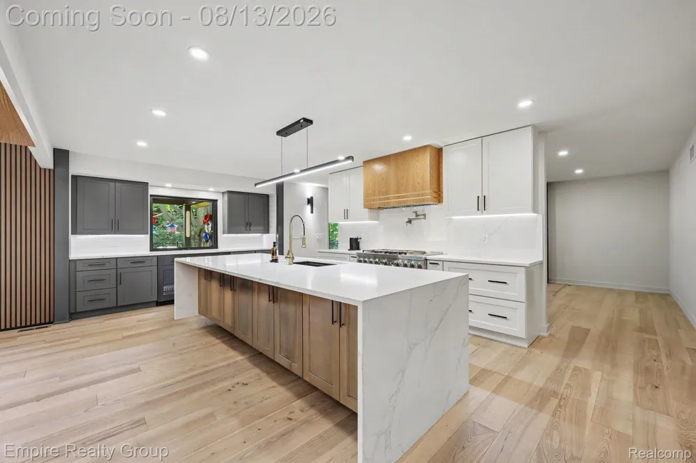 4340 Queens Way Bloomfield Charter Township, MI 48304