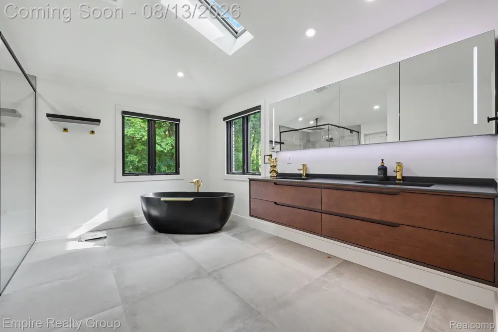 4340 Queens Way Bloomfield Charter Township, MI 48304