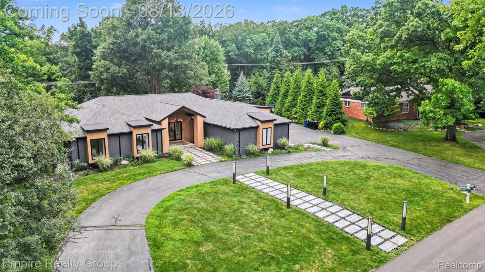 4340 Queens Way Bloomfield Charter Township, MI 48304
