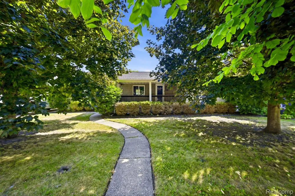 1920 E Saratoga Street Ferndale City, MI 48220