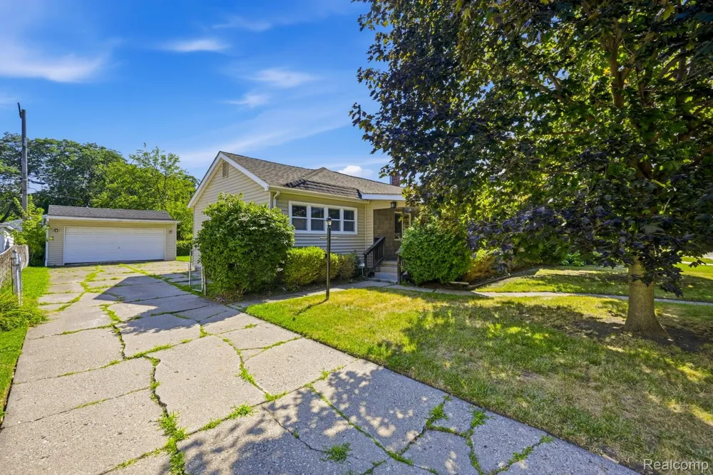 1920 E Saratoga Street Ferndale City, MI 48220