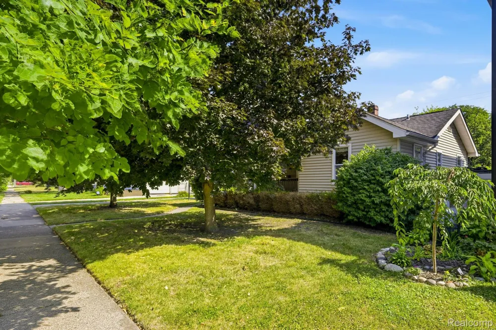 1920 E Saratoga Street Ferndale City, MI 48220
