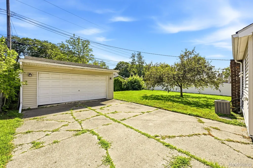 1920 E Saratoga Street Ferndale City, MI 48220