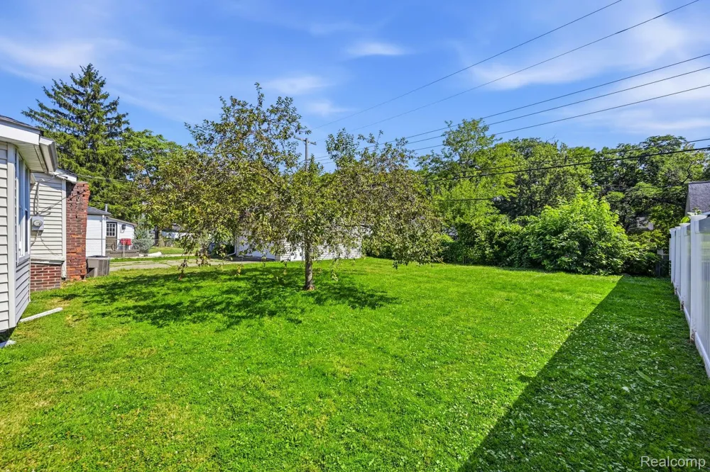 1920 E Saratoga Street Ferndale City, MI 48220