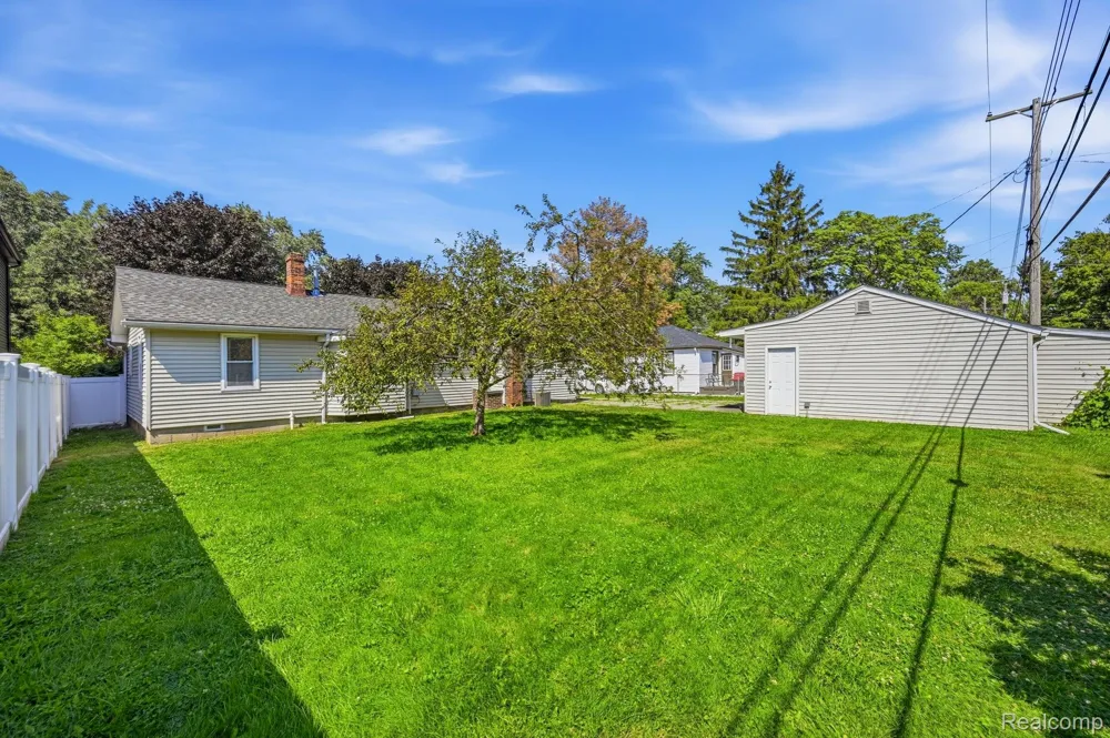 1920 E Saratoga Street Ferndale City, MI 48220