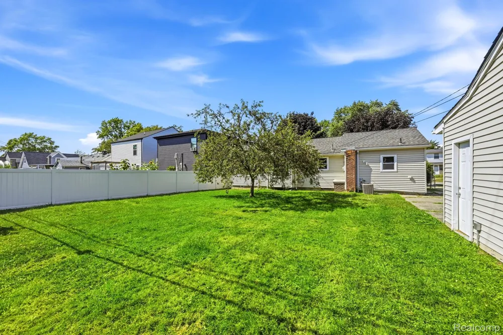 1920 E Saratoga Street Ferndale City, MI 48220